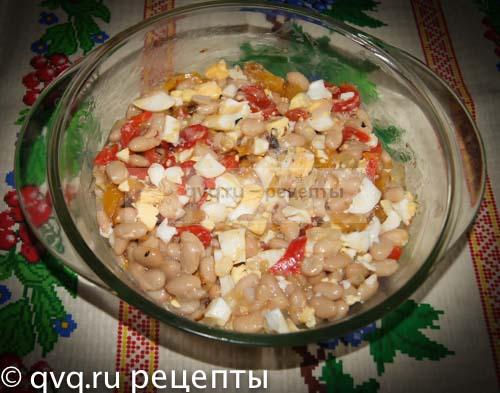 Салат из фасоли, болгарского перца, яиц и лука