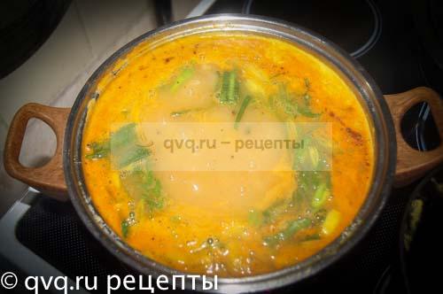 картофельный суп в кастрюле