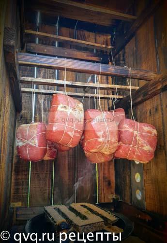 мясо висит в диму мясо висит в диму