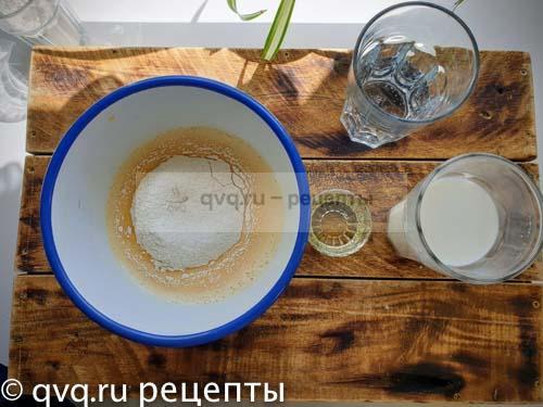 добавляем муку